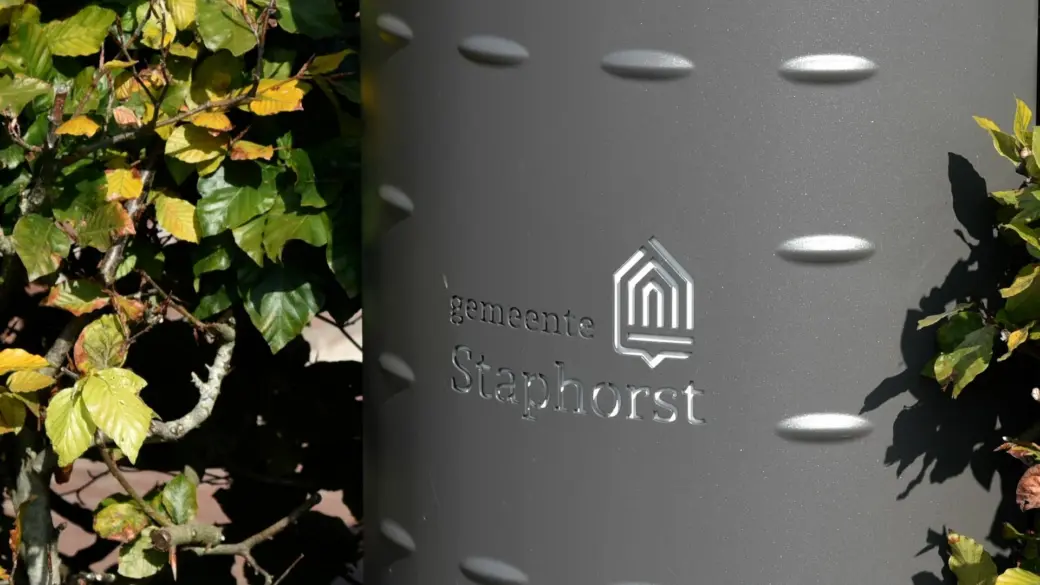 Logo in een afvalbak voor de openbare ruimte - Straatmeubilair van Grijsen