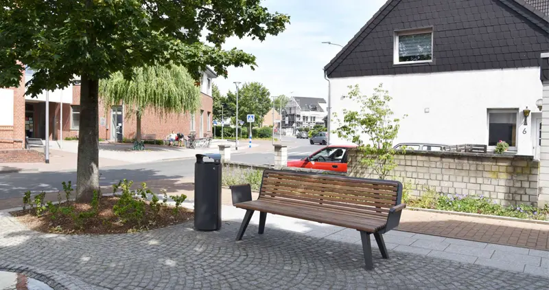 Parkbank Retro und Abfallbehälter Constructo 72 Zentrum Alpen