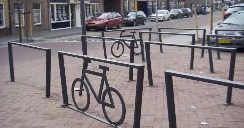 Fahrradständer Cubic XL Befestigung auf Bodenbelag als Beispiel 1