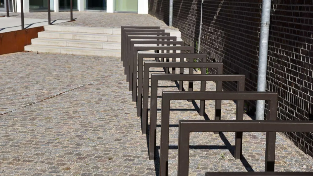 Vierkante fietsbeugels in de openbare ruimte