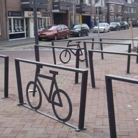 Fahrradständer Cubic XL Befestigung auf Bodenbelag als Beispiel 1