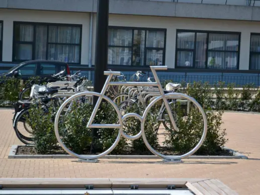 Op maat ontworpen fietsbeugel op straat