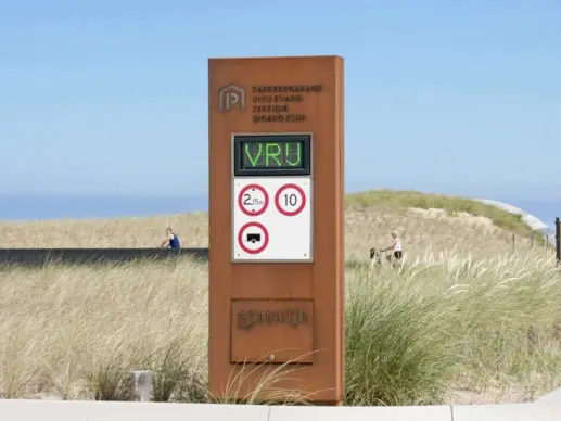 Cortenstalen informatiezuil voor de openbare ruimte bij het strand