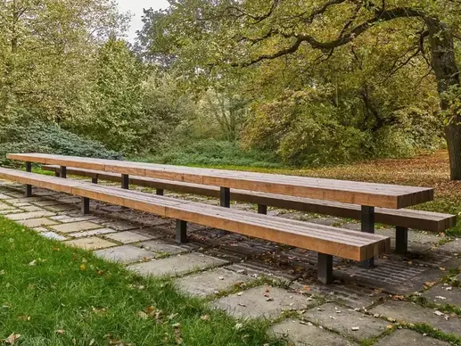 Lange picknicktafel in de openbare ruimte