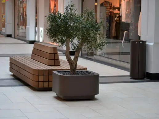 Stalen plantenbak in het winkelcentrum