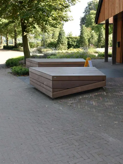 Vakantiepark de Twee Bruggen - Maatwerk zitelement - Straatmeubilair van Grijsen Park & Straatdesign