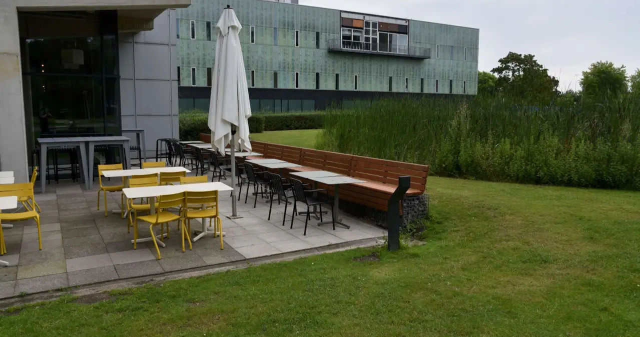 Sitzbänke für Kantine Maßanfertigung Grijsen Stadtmobiliar