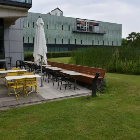 Sitzbänke für Kantine Maßanfertigung Grijsen Stadtmobiliar