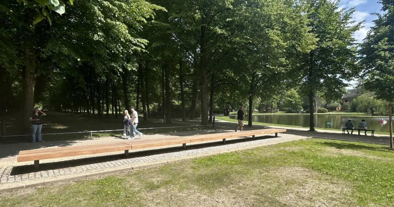 Celle Französischer Garten 12m Plane Doppelsitz 1 Grijsen Stadtmobiliar