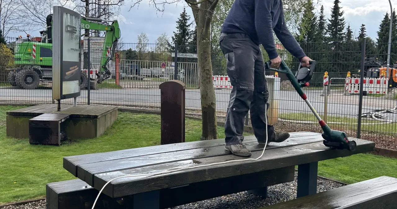 Chef packt persönlich an_Pflege_Grijsen Stadtmobiliar