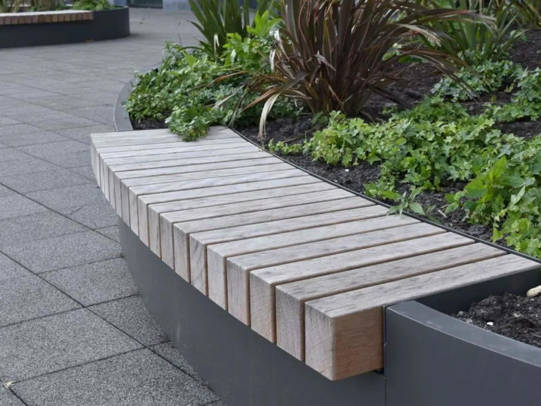 Maatwerk plantenbak met houten zitvlakken
