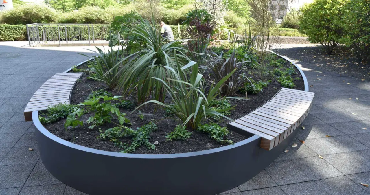 Maatwerk plantenbak met houten zitvlakken