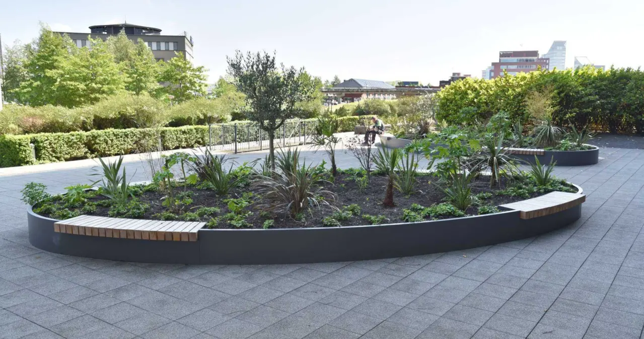 Maatwerk plantenbak met houten zitvlakken