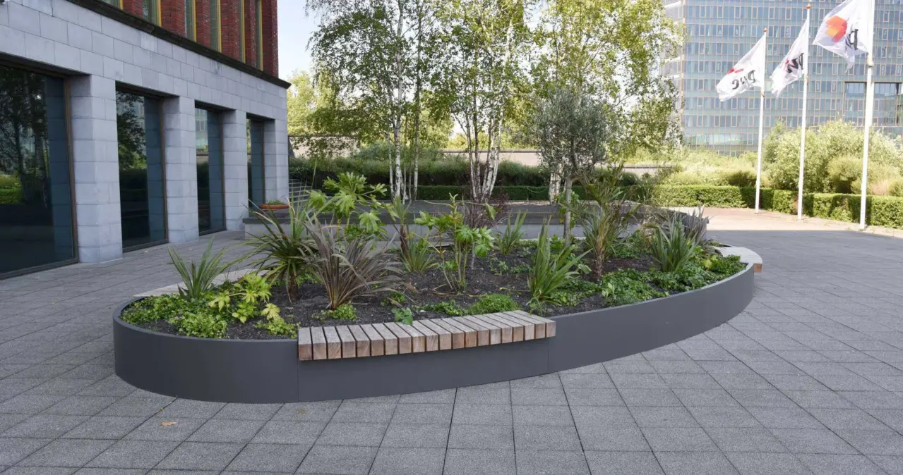 Maatwerk plantenbak met houten zitvlakken