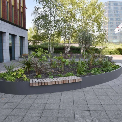 Maatwerk plantenbak met houten zitvlakken