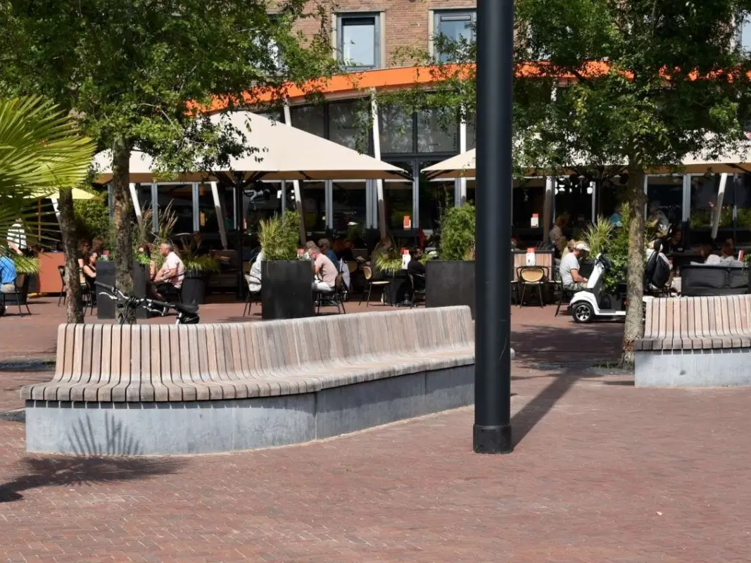 Betonnen buitenbank met houten zitvlak