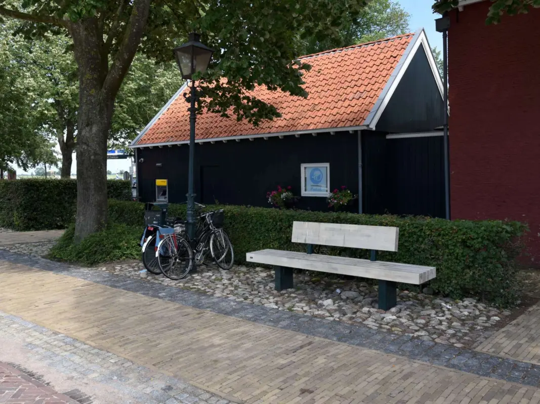 Buitenbank van Accoya hout in de buitenruimte van Sloten