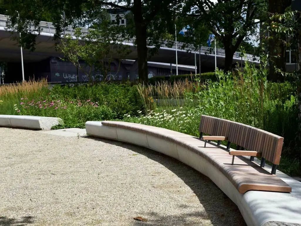 Muurbank in Utrecht met hardhouten zittingen
