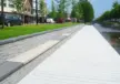Kaimauer mit Holzsitzauflagen Dorfzentrum Stadskanaal