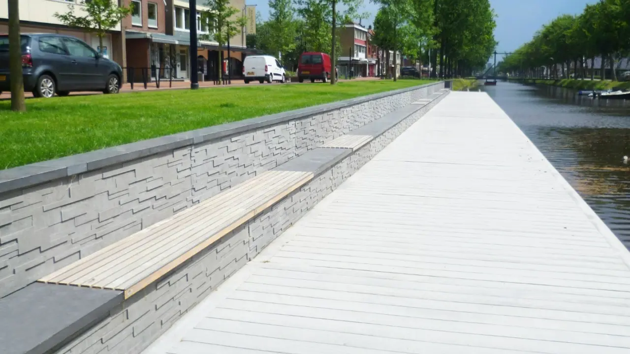Kaimauer mit Holzsitzauflagen Dorfzentrum Stadskanaal