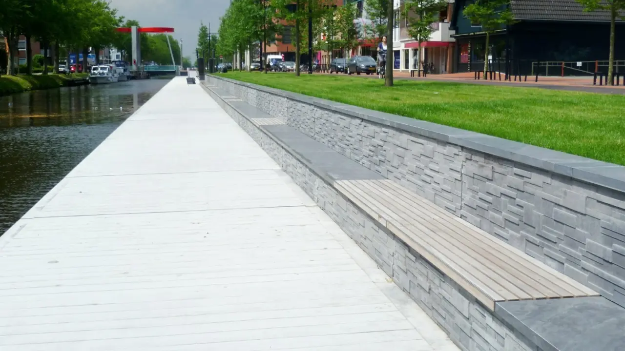 Kaimauer mit Holzsitzauflagen Dorfzentrum Stadskanaal