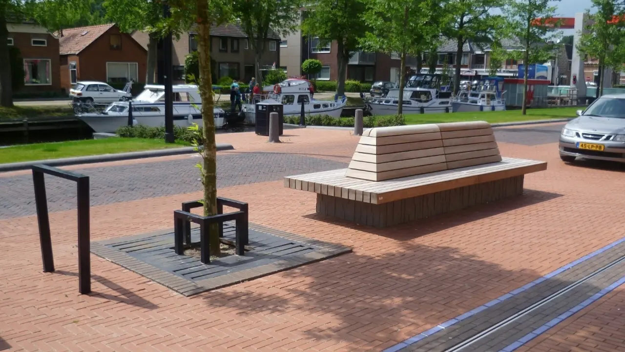 Parkbank Tail und Fahrradbügel Cubic doppel Dorfzentrum Stadskanaal