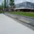 Kaimauer mit Holzsitzauflagen Dorfzentrum Stadskanaal