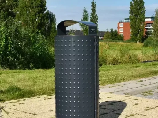 Grijze afvalbak in de openbare ruimte