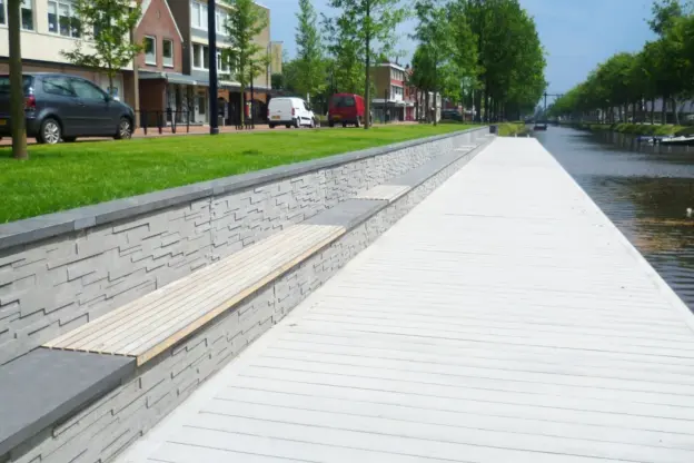 Kaimauer mit Holzsitzauflagen Dorfzentrum Stadskanaal