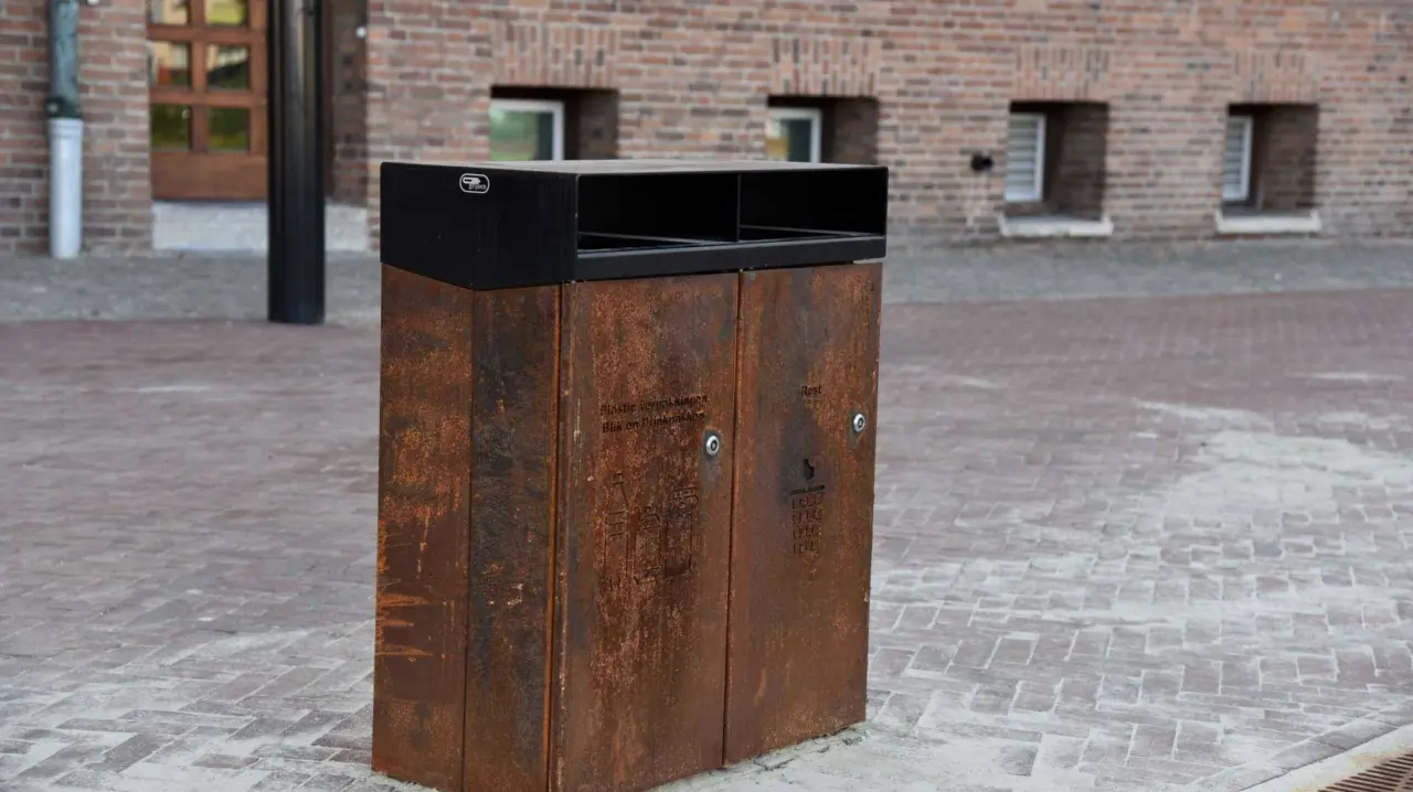 Quadrat Duo Abfallbehälter Cortenstahl Grijsen für den kommunalen Außenbereich Grijsen Stadtmobiliar