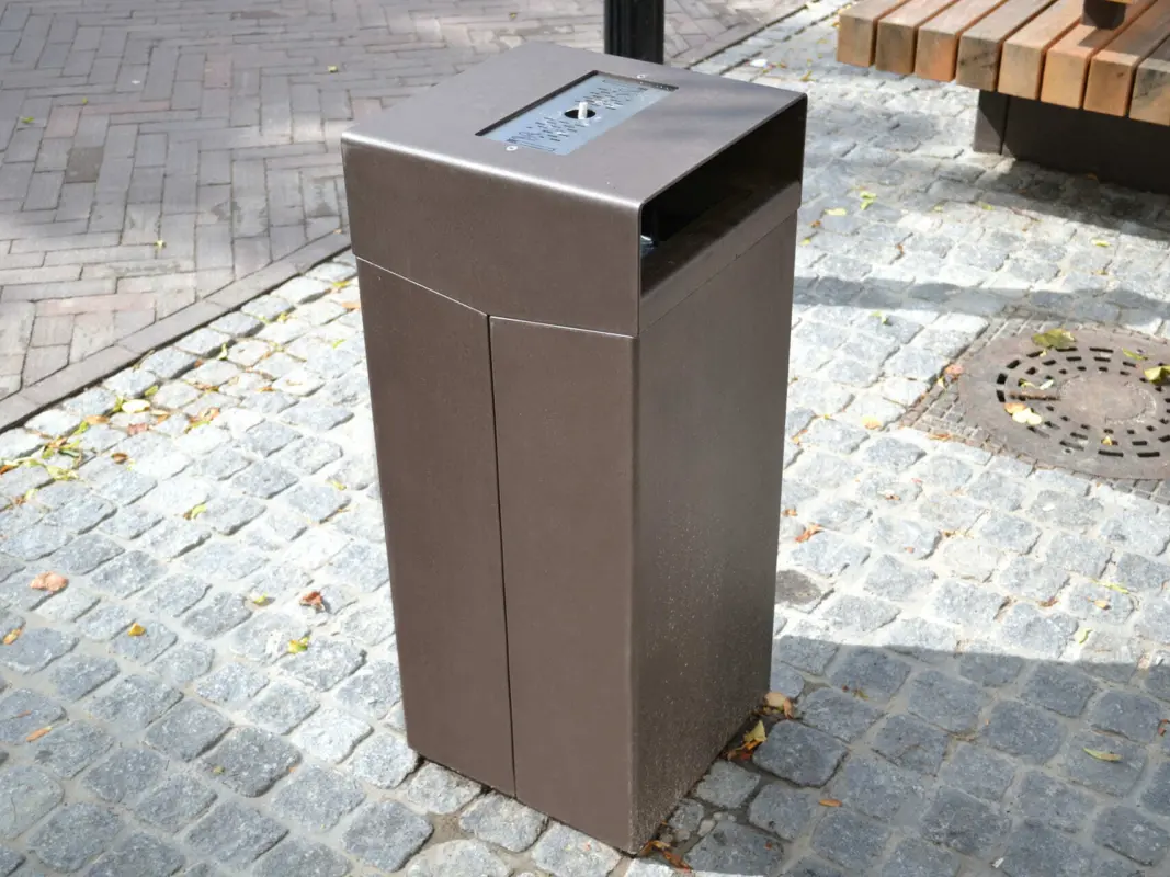 Quadrat met asbak in kap