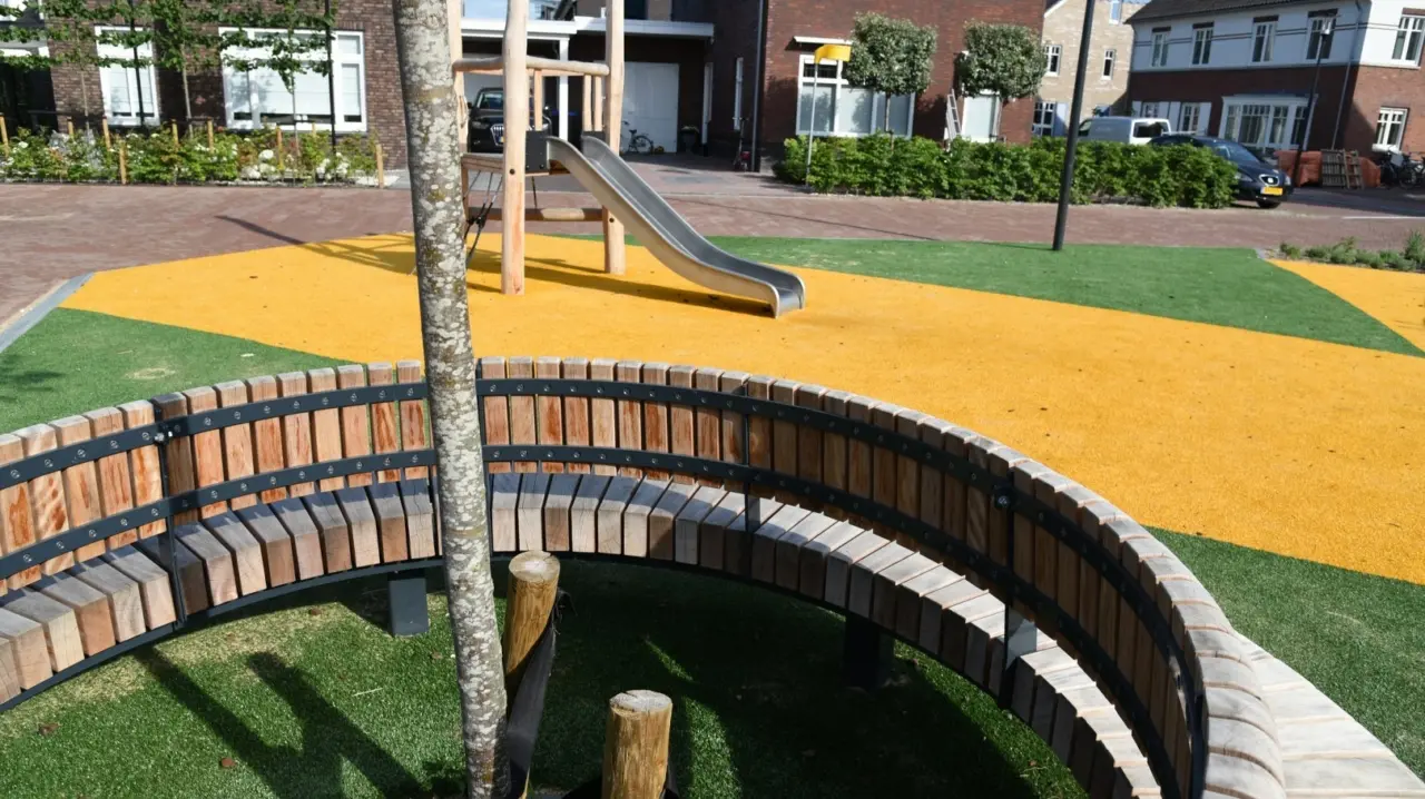 Boombank Plane deluxe met rugleuning voor de openbare ruimte