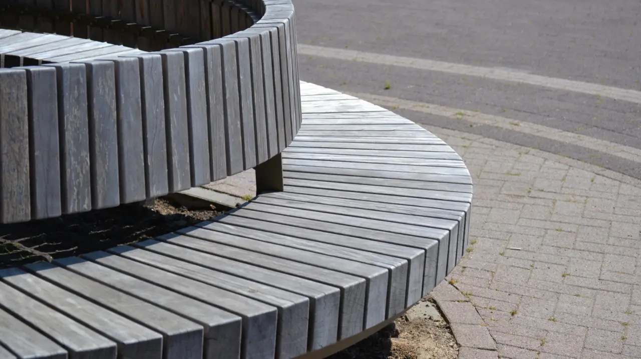 Boombank Plane met rugleuning voor de openbare ruimte