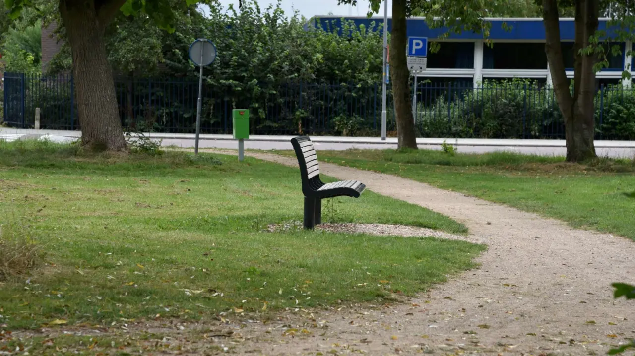 Buitenbank Cruzado enkelzits met rugleuning hout voor de openbare ruimte 5