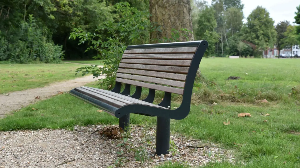 Buitenbank Cruzado enkelzits met rugleuning hout voor de openbare ruimte 2