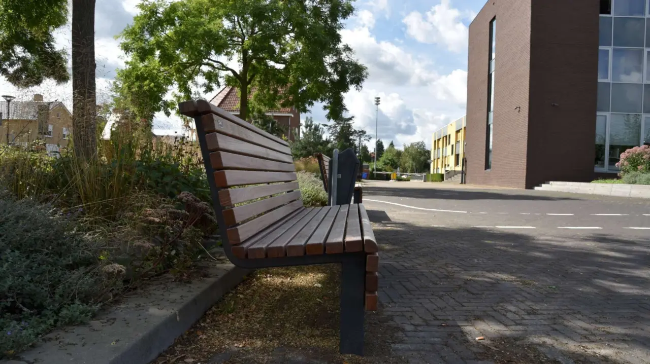 Parkbank Edge 1800 für den öffentlichen Raum  10 Grijsen Stadtmobiliar
