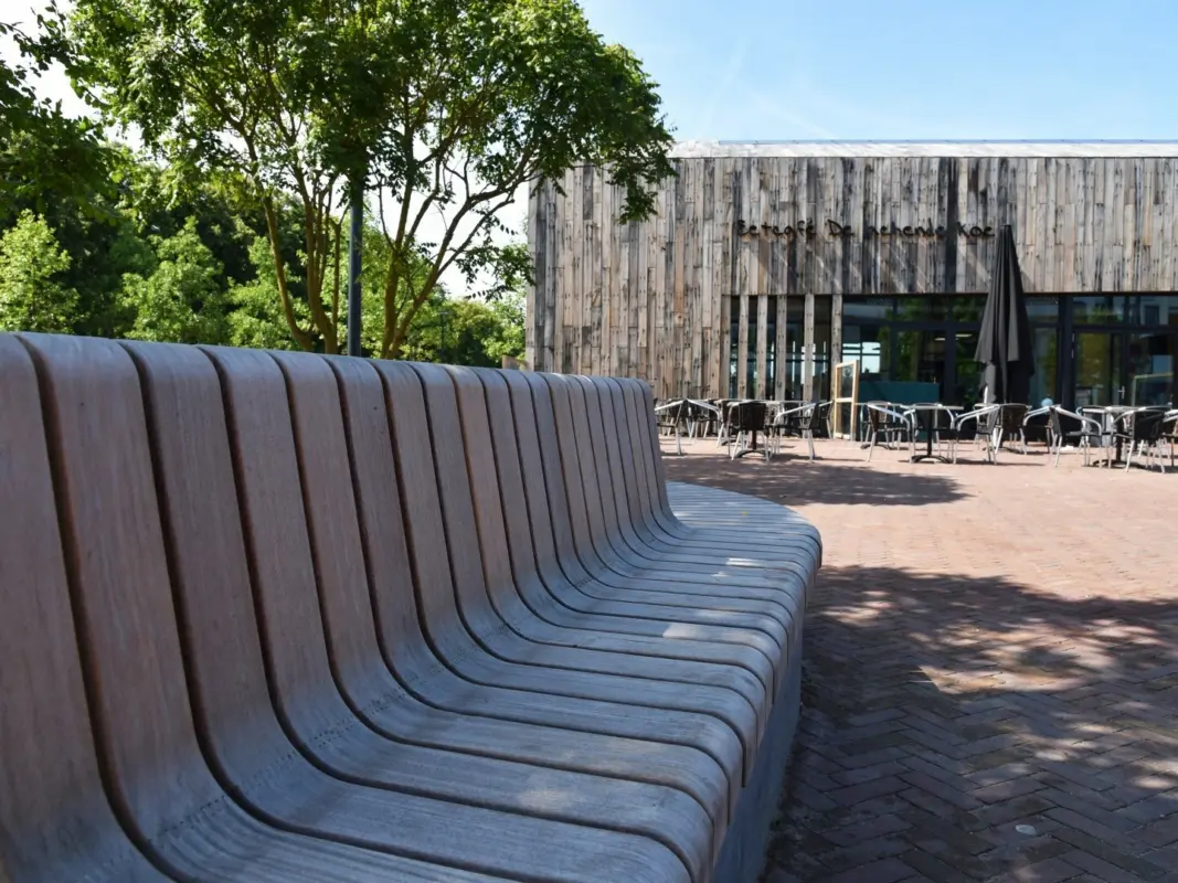 Betonnen zitelementen (Grid) met houten zitting in Emmeloord