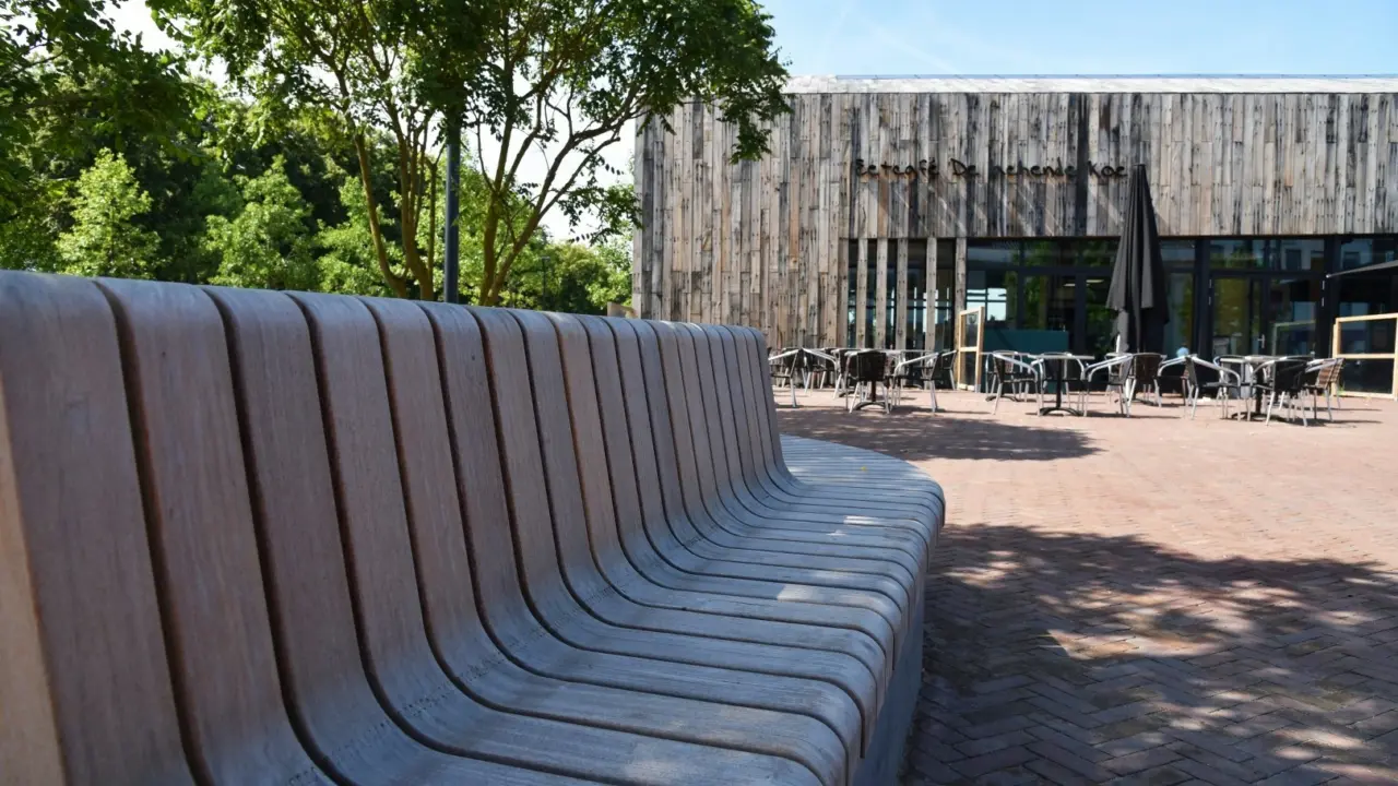 Betonnen zitelementen (Grid) met houten zitting in Emmeloord