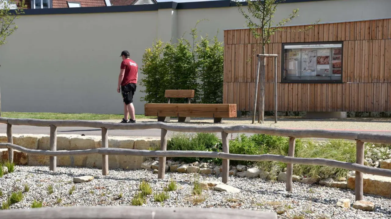 Pure Einzelsitz mit Rückenlehne (3000) Parkbänke Grijsen Stadtmobiliar