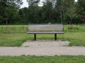 Parkbank Cruzado Einzelsitz mit Rückenlehne und Armlehne Grijsen Stadtmobiliar