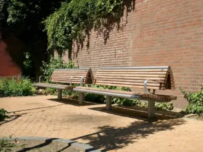 Buitenbank Wenters enkelzits met rug en armleuning hout voor openbare ruimte