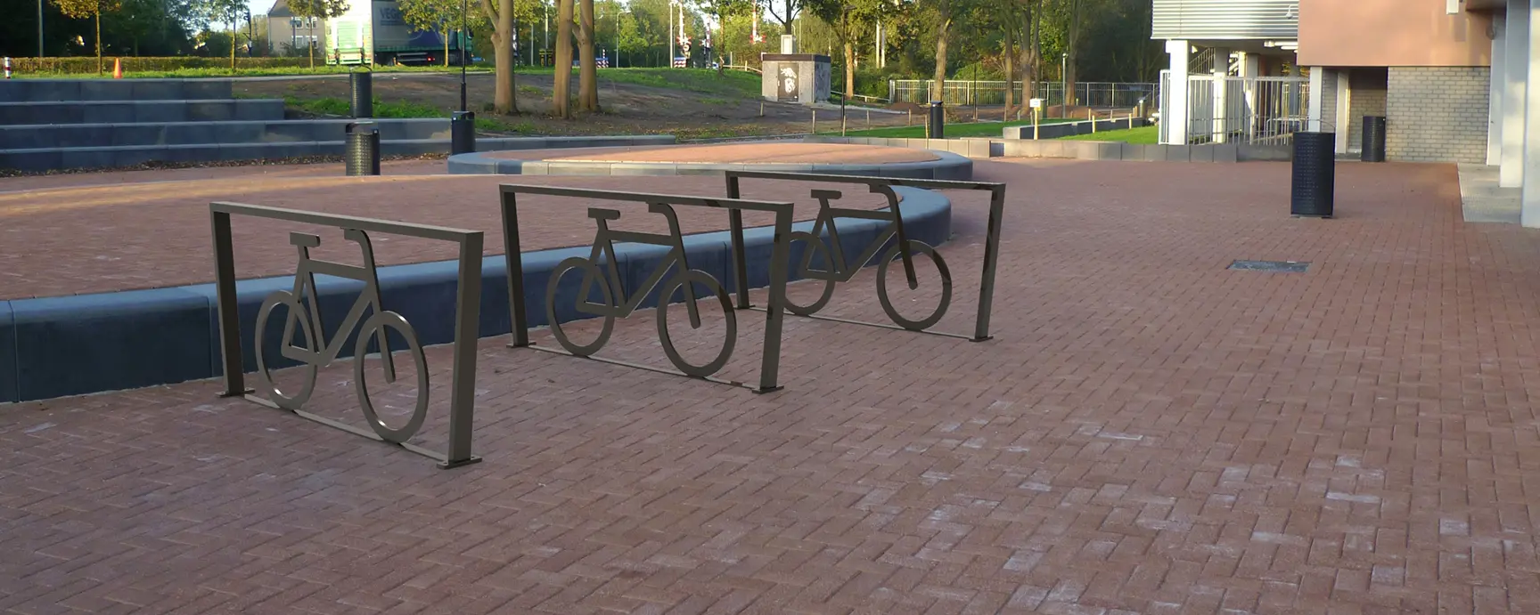Fahrradbügel Sonderanfertigung Cubic XL mit Fahrradlogo Grijsen Stadtmobiliar