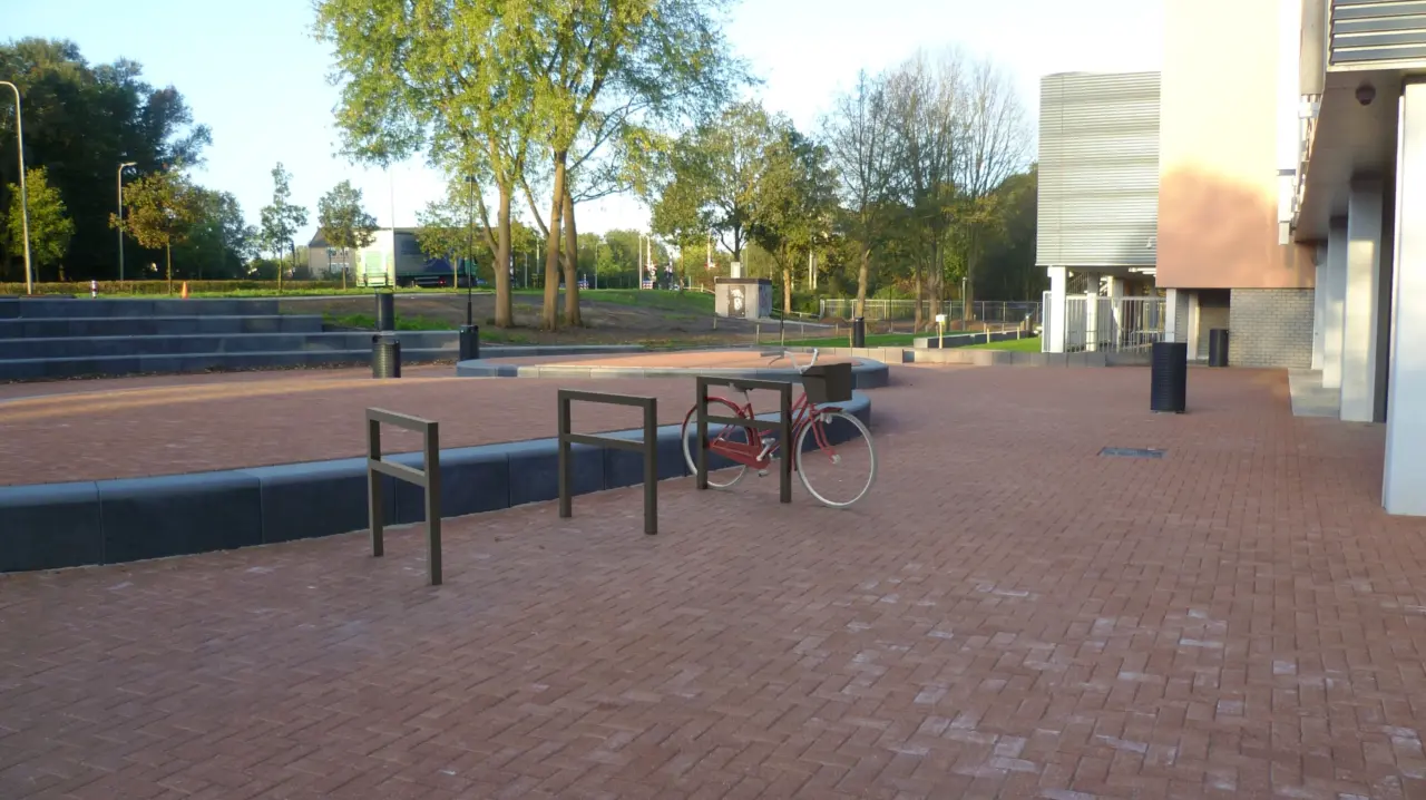 Fietsbeugel Square Dubbel met tussenstang voor de openbare ruimte