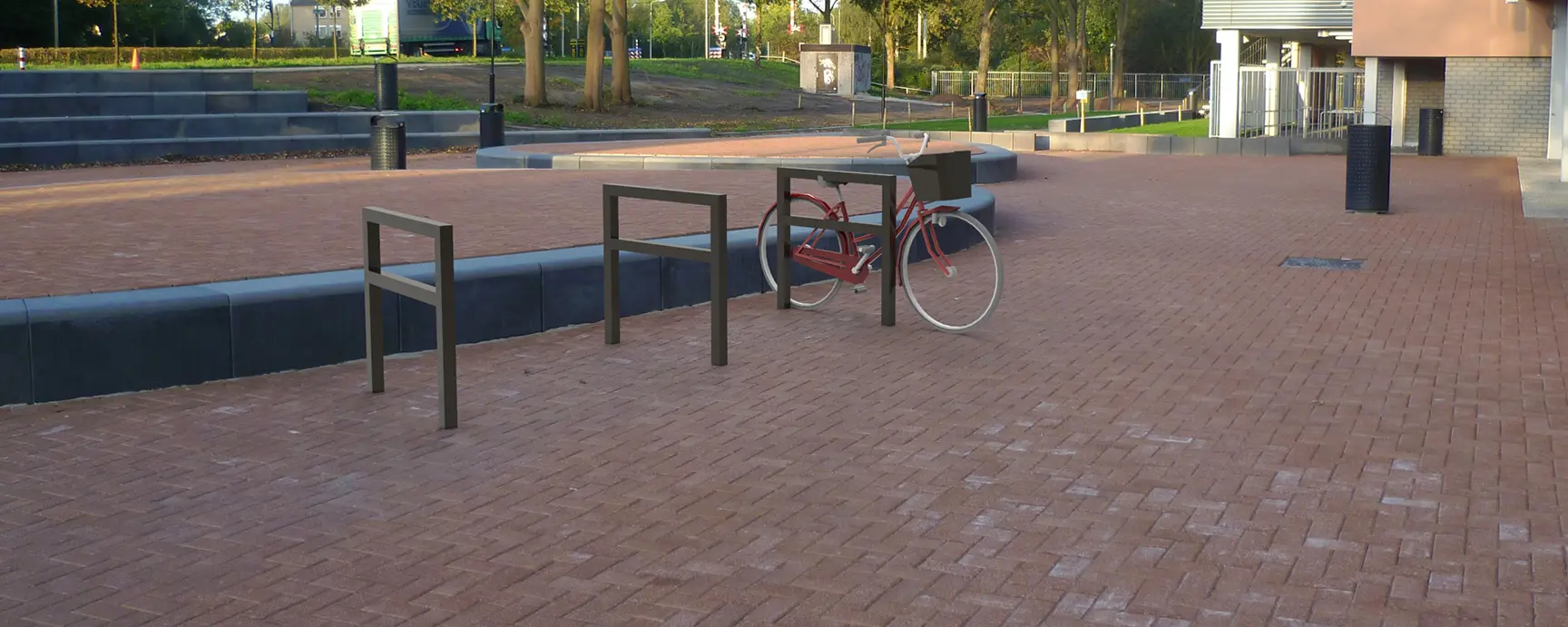 Fietsbeugel Square Dubbel met tussenstang voor de openbare ruimte
