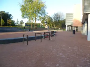 Fietsbeugel Square Dubbel met tussenstang voor de openbare ruimte