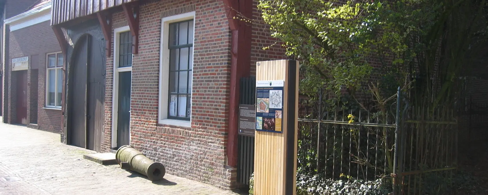Informatiezuil Houten zuil in Groenlo 3