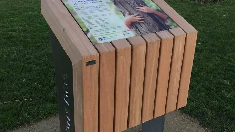 Lecturn custom made information pillar 4