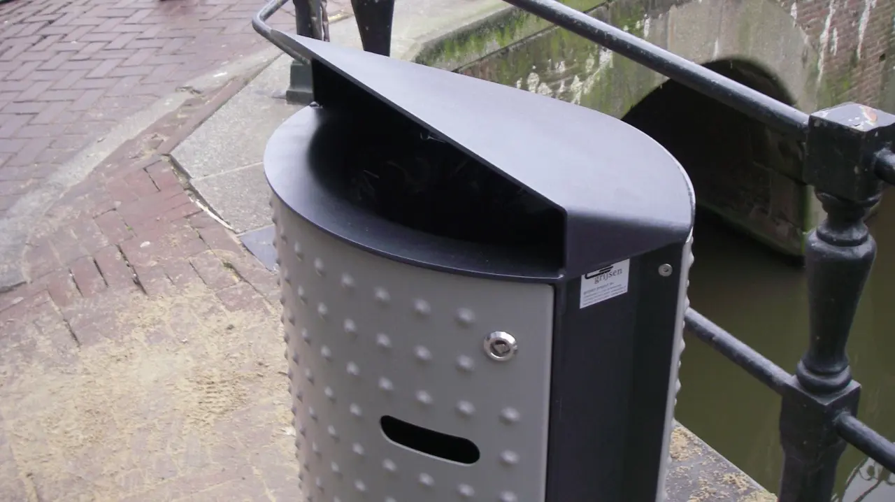 Oplossingen op maat Afvalbakken Constructo 17 maatwerk kap