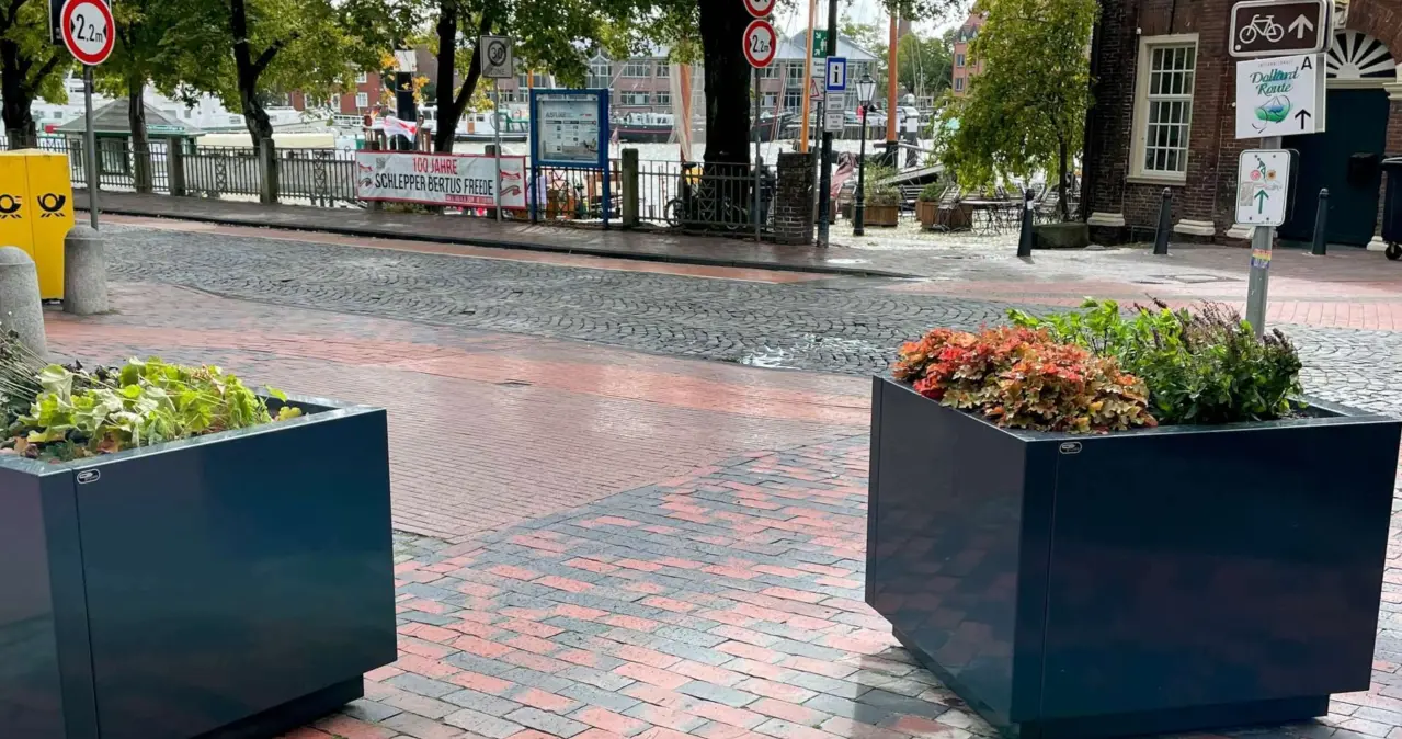 Pflanzkübel mit Sitz LINEO 1000x1000x800 Stahl 2 Grijsen Stadtmobiliar