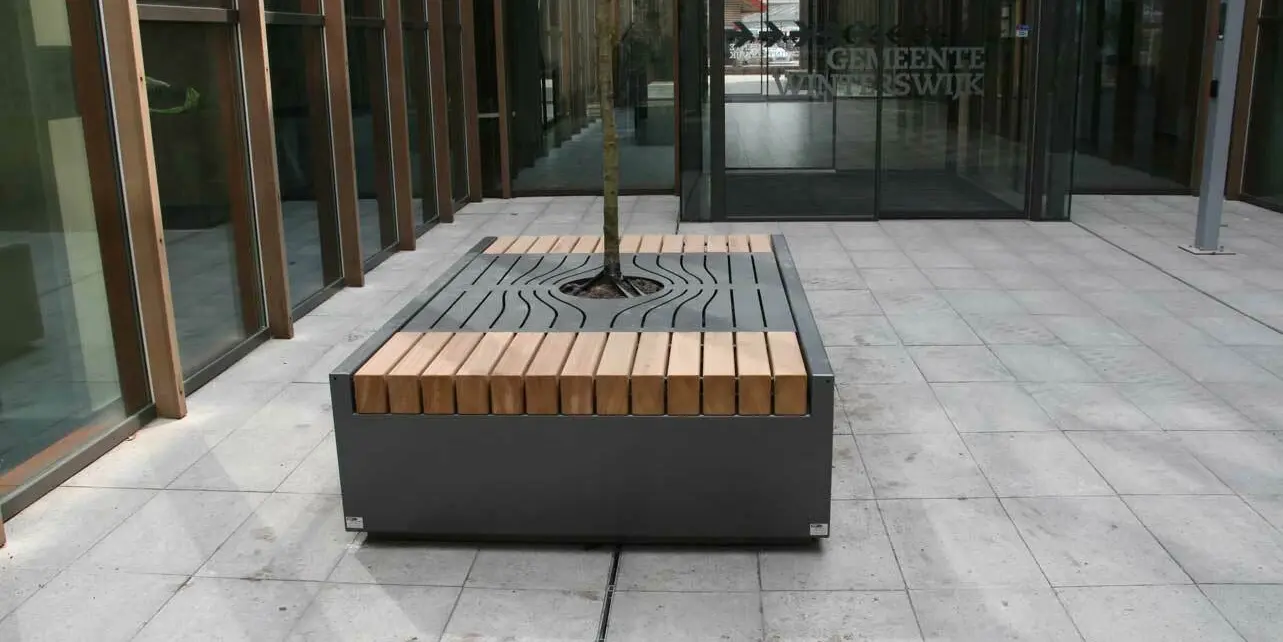 Pflanzkübel aus Metall mit Holz Tree Sondermodell